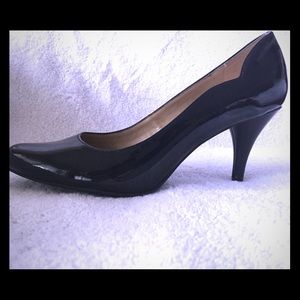 Bandolino black patent leather pumps